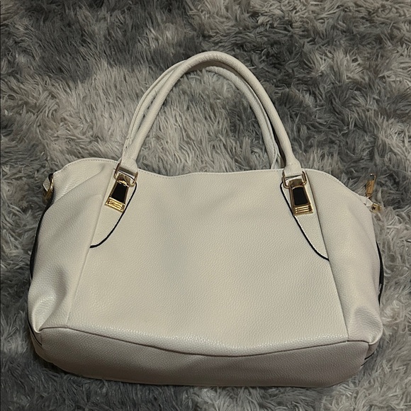 Elegant White Handbag - Picture 1 of 3